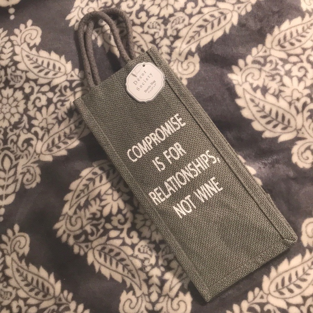 Jute material wine gift bag . Grey with white . 🍷